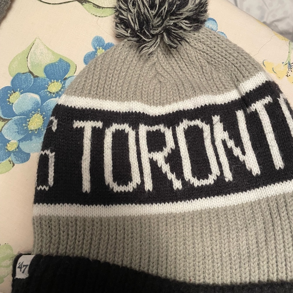 Maple Leafs Toque - Picture 2 of 2